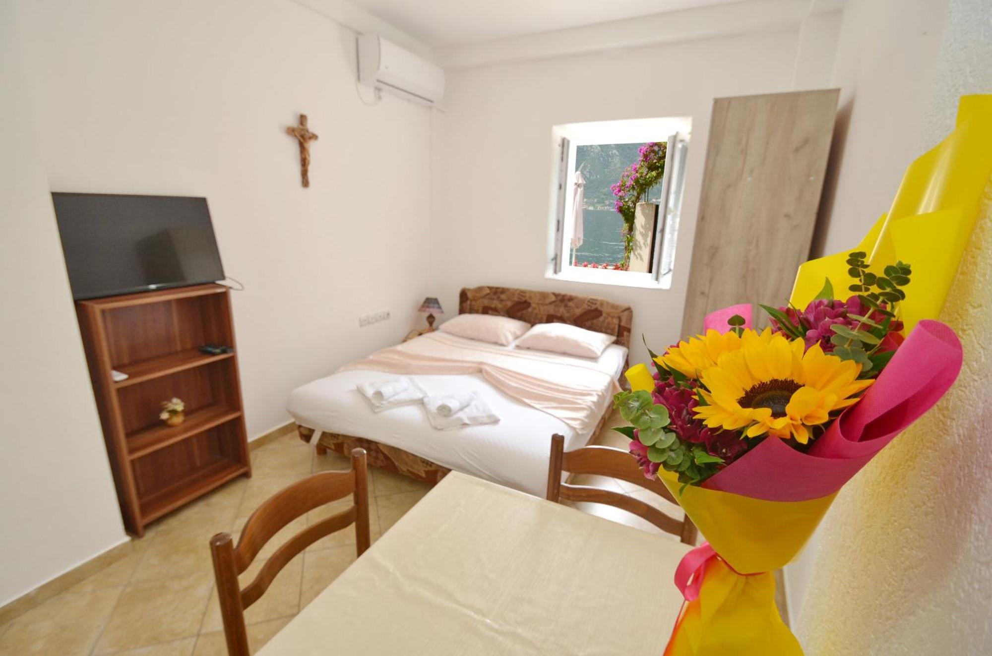 Apartments Mir I Dobro Cattaro Esterno foto