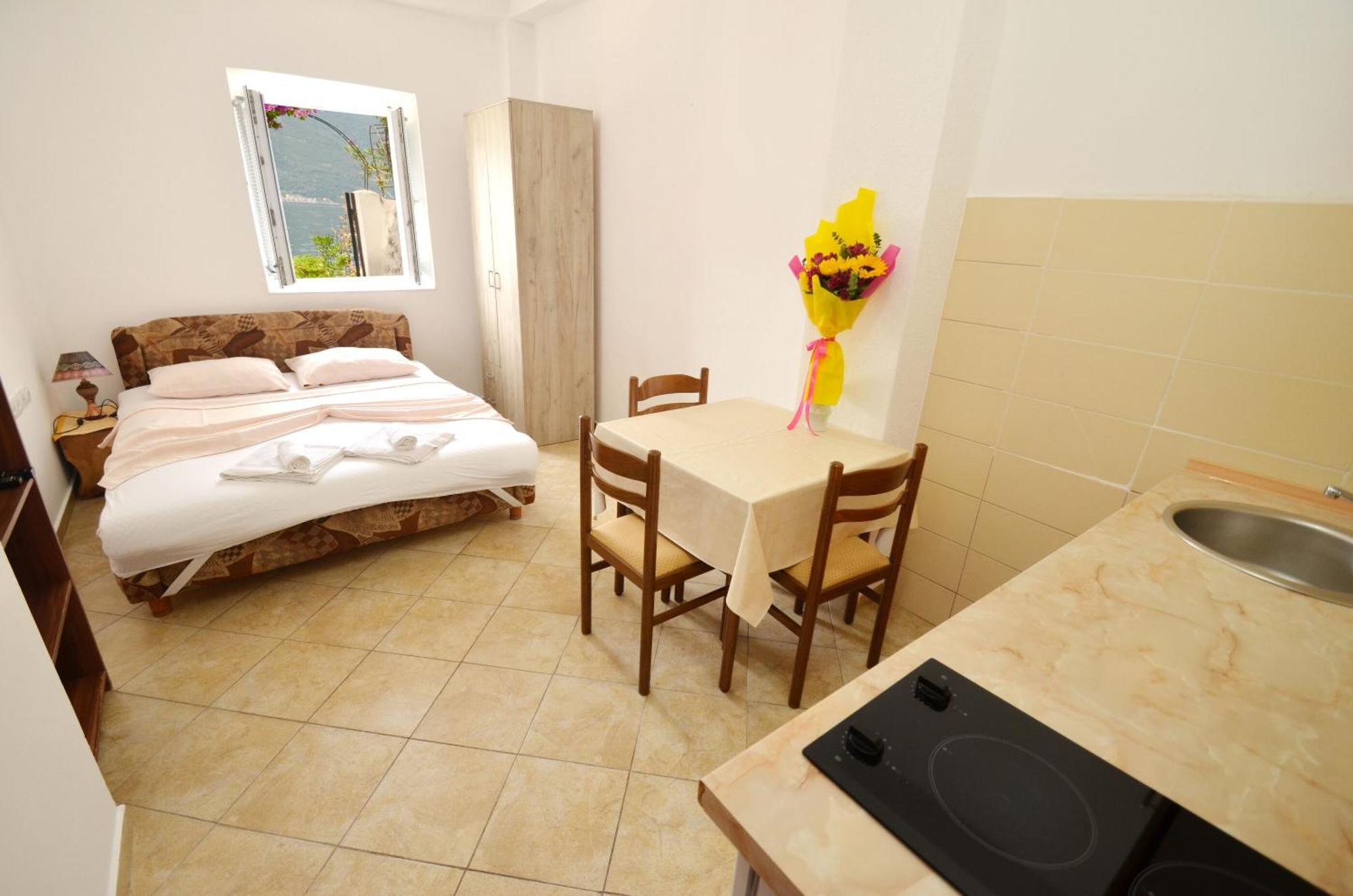 Apartments Mir I Dobro Cattaro Esterno foto