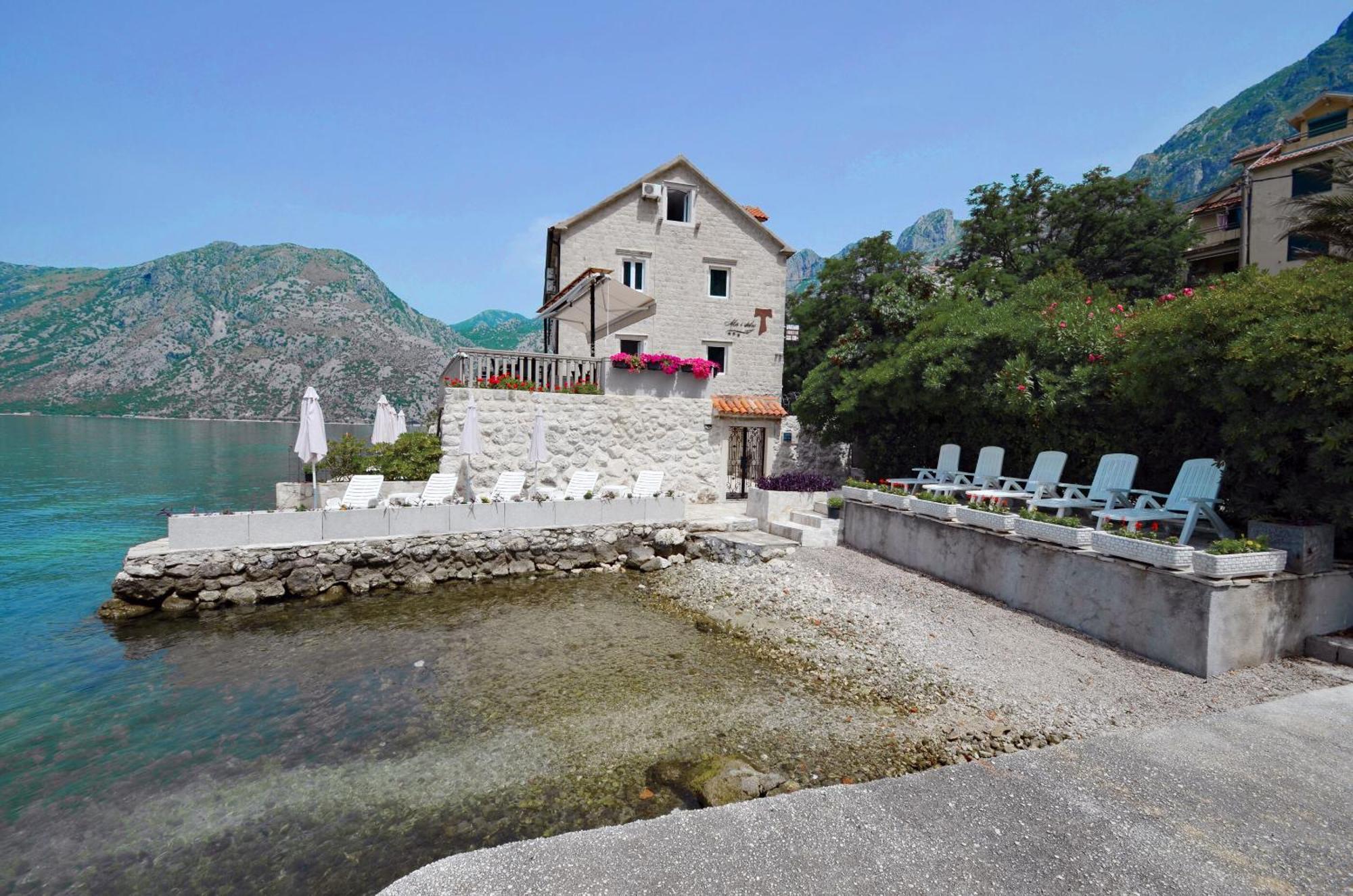 Apartments Mir I Dobro Cattaro Esterno foto