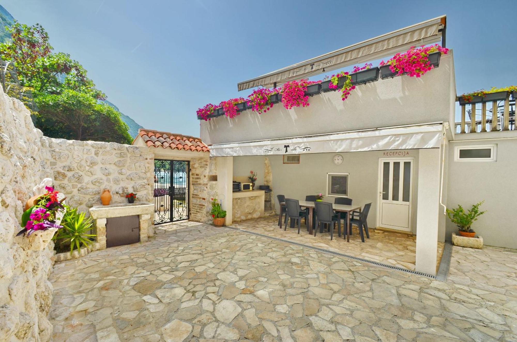 Apartments Mir I Dobro Cattaro Esterno foto