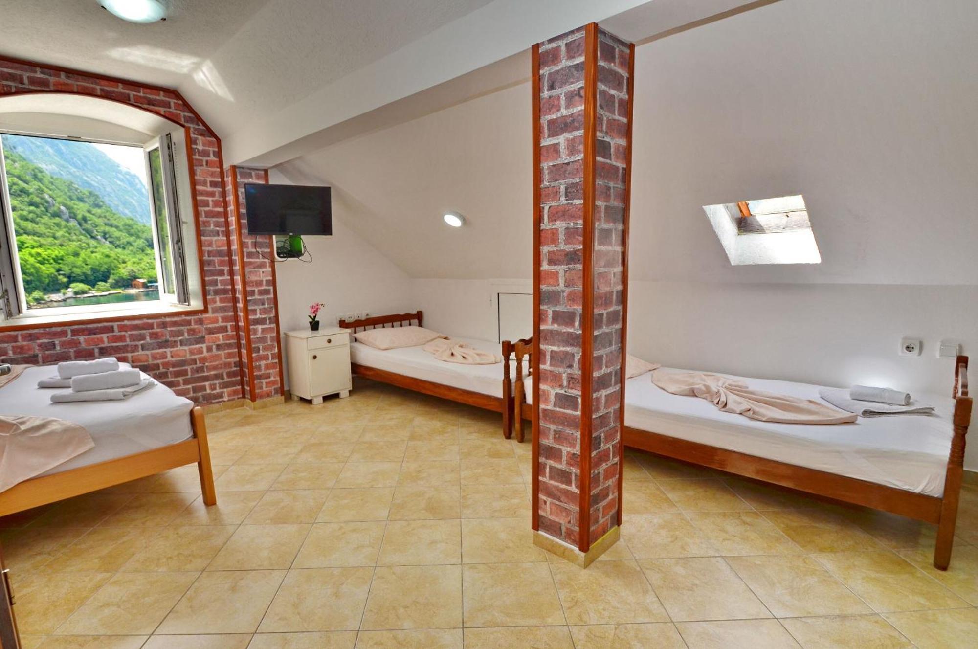 Apartments Mir I Dobro Cattaro Esterno foto