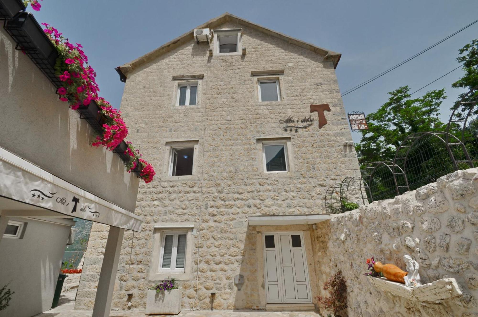 Apartments Mir I Dobro Cattaro Esterno foto