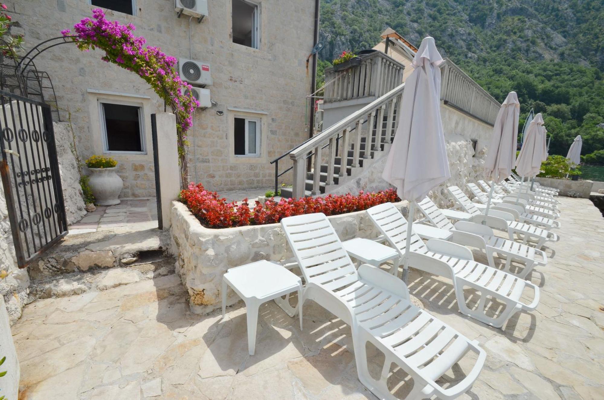 Apartments Mir I Dobro Cattaro Esterno foto