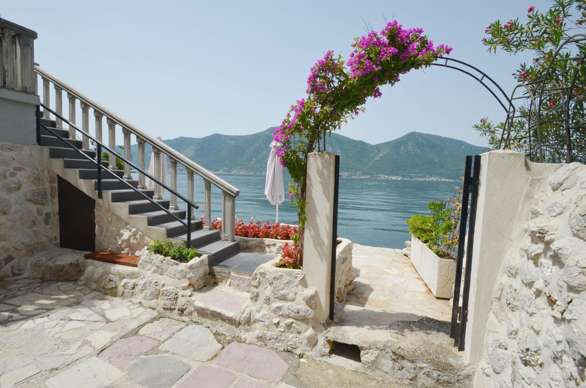 Apartments Mir I Dobro Cattaro Esterno foto