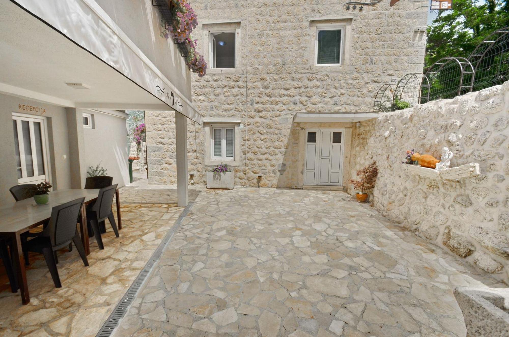 Apartments Mir I Dobro Cattaro Esterno foto