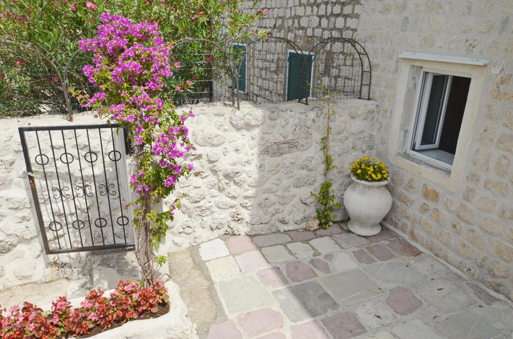 Apartments Mir I Dobro Cattaro Esterno foto