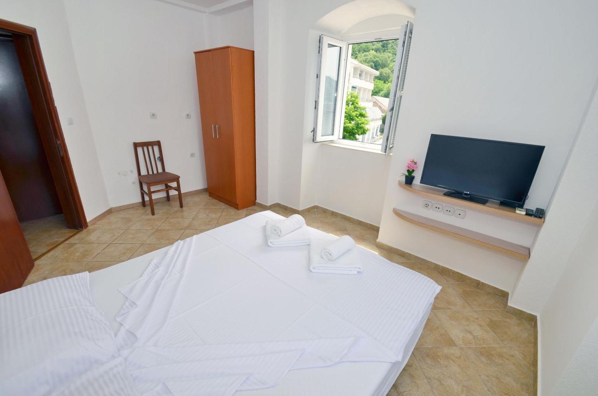 Apartments Mir I Dobro Cattaro Esterno foto