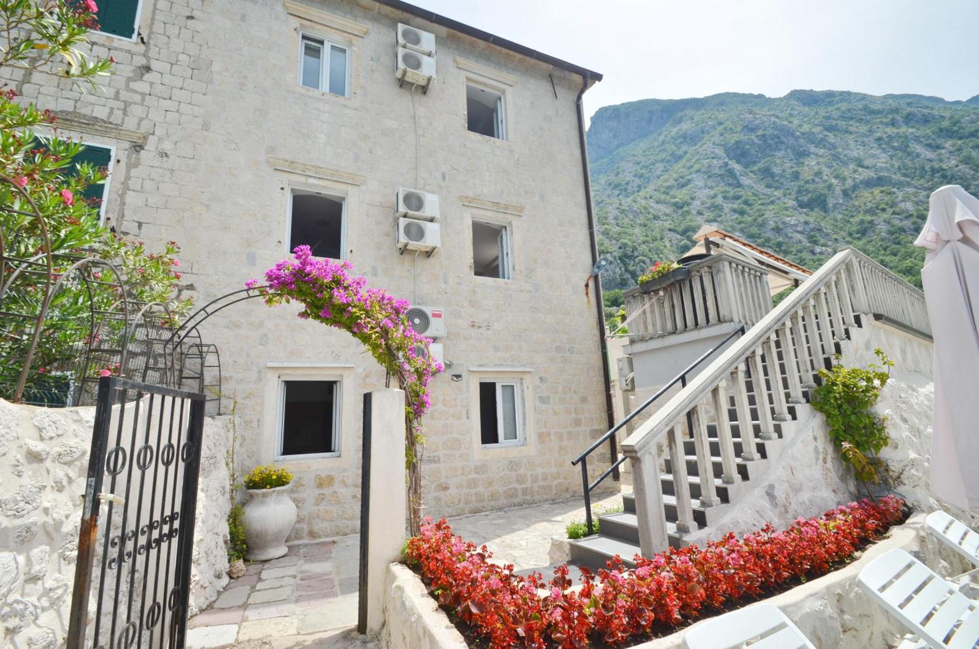 Apartments Mir I Dobro Cattaro Esterno foto